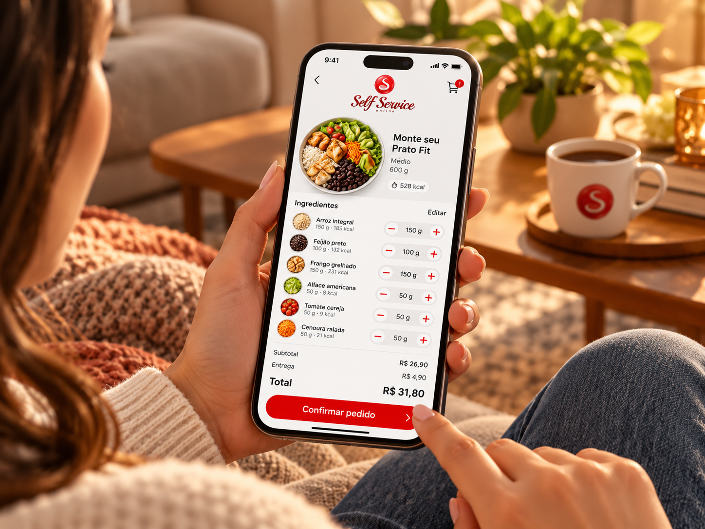 Pessoa em casa controlando peso, calorias e valor do pedido no app